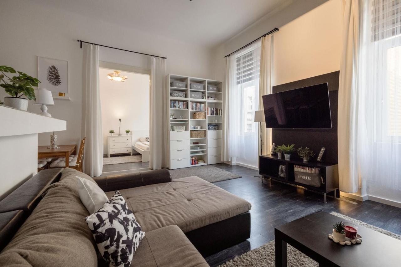 Spacious Apartment Almassy Budapest Luaran gambar