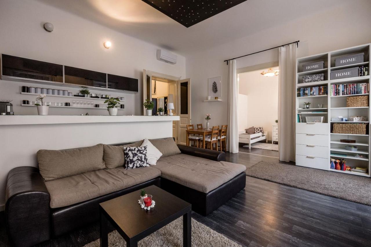 Spacious Apartment Almassy Budapest Luaran gambar