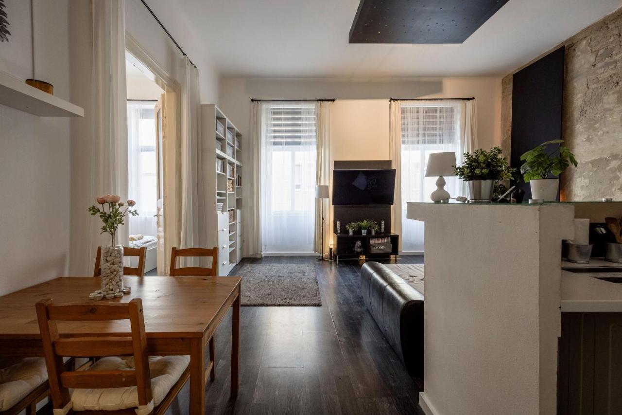 Spacious Apartment Almassy Budapest Luaran gambar